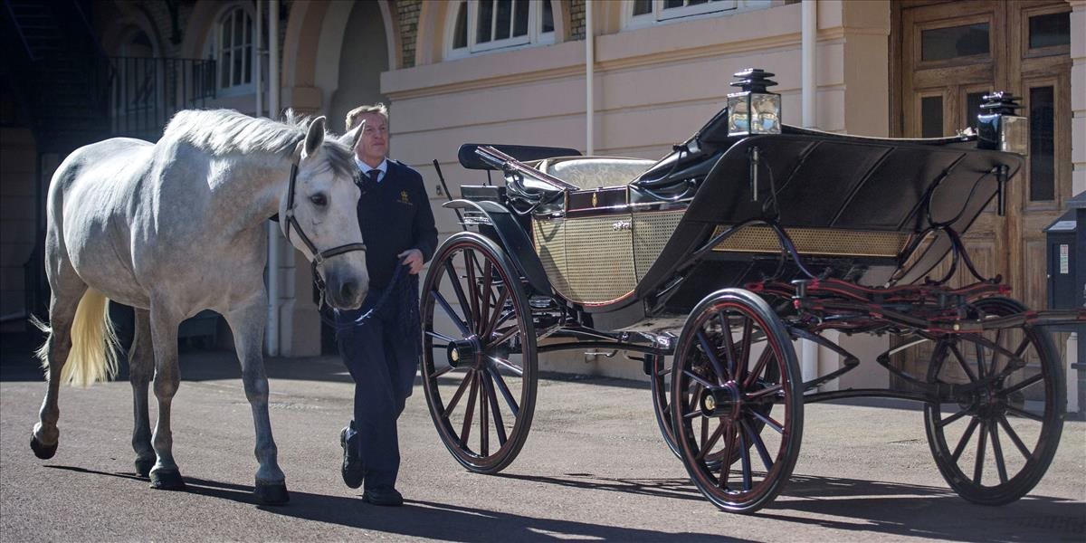 Princ Harry a Meghan sa po sobáši prevezú cez Windsor v otvorenom koči