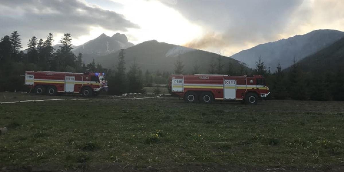 Pri dohášaní požiaru vo Vysokých Tatrách budú hasiči pokračovať aj dnes