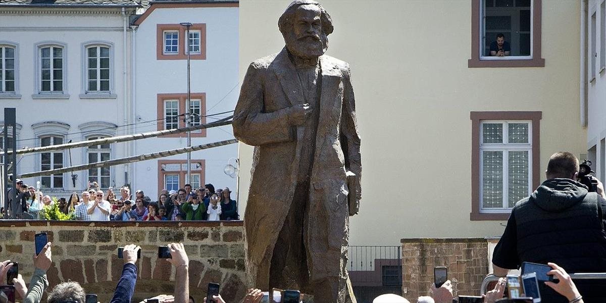 FOTO + VIDEO V Trieri odhalili monumentálnu Marxovu sochu. Juncker to chváli, Klaus ostro kritizuje