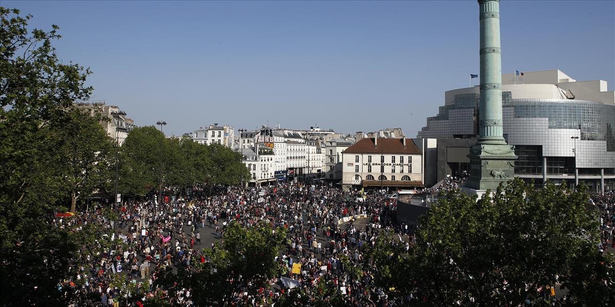 Záver pochodu proti Macronovi v Paríži sprevádzali násilnosti - i voči novinárom