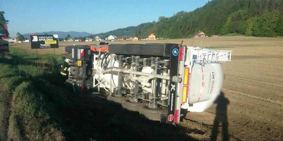 FOTO Na slovenských cestách sa prevrátili dve cisterny prevážajúce betón