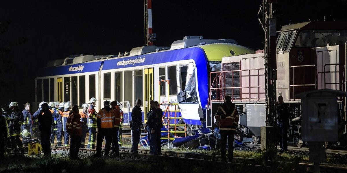 FOTO Zrážka nákladného vlaku s osobným si v Nemecku vyžiadala najmenej dva životy