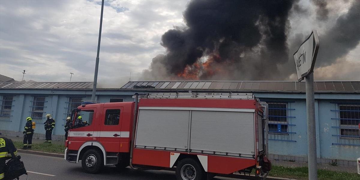 VIDEO Horiaca hala v pražskej Hostivaři explodovala, hasiči vyhlásili poplach