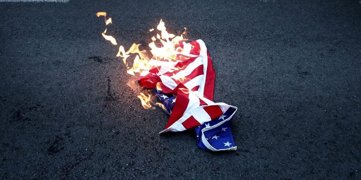 V iránskom parlamente spálili americkú vlajku