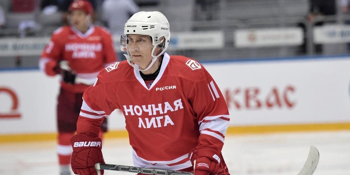 FOTO + VIDEO Vladimir Putin hral hokej s legendami, strelil päť gólov