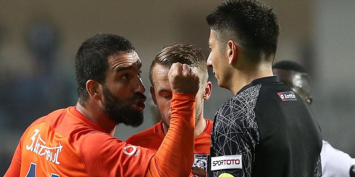 VIDEO Hráč Barcelony a turecký reprezentant sa neovládol!  Za inzultáciu rozhodcu dostal exemplárny trest