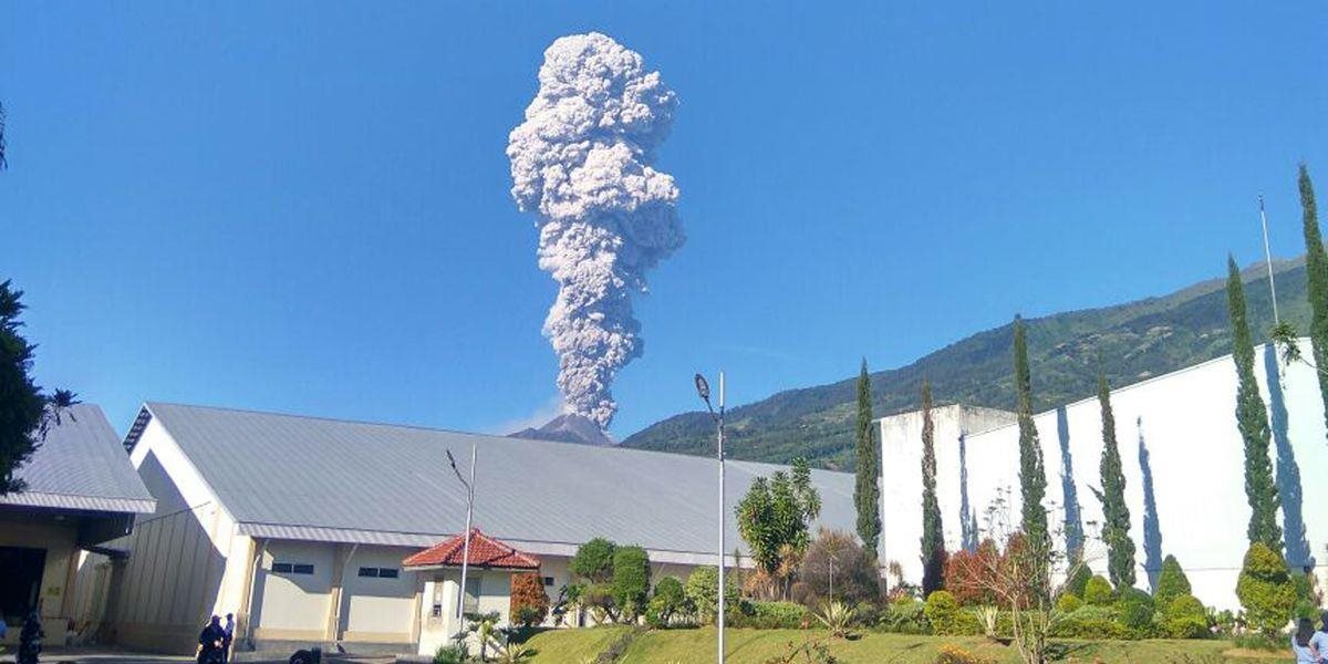 Najaktívnejšia sopka v Indonézii chrlí popol a kamene