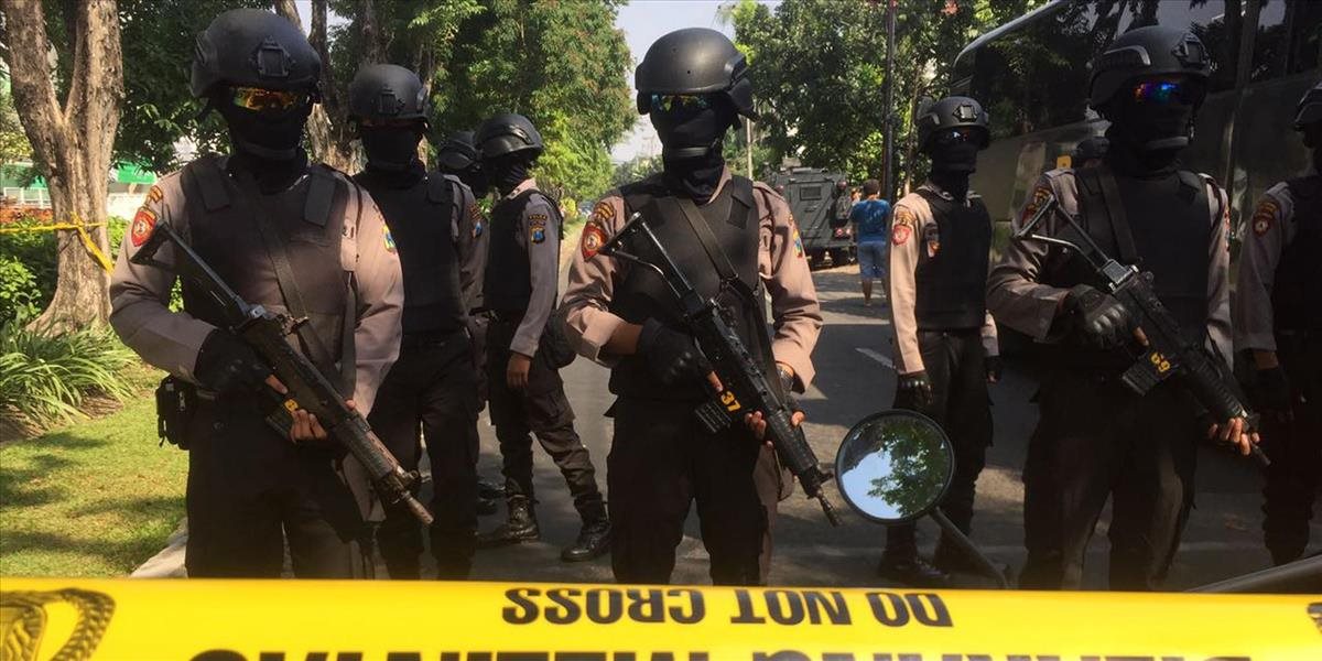 Pri bombových útokoch na tri kostoly v Indonézii zahynulo najmenej 9 ľudí