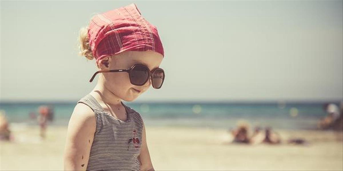 Pri pobyte detí na slnku treba pamätať na pokrývku hlavy aj okuliare