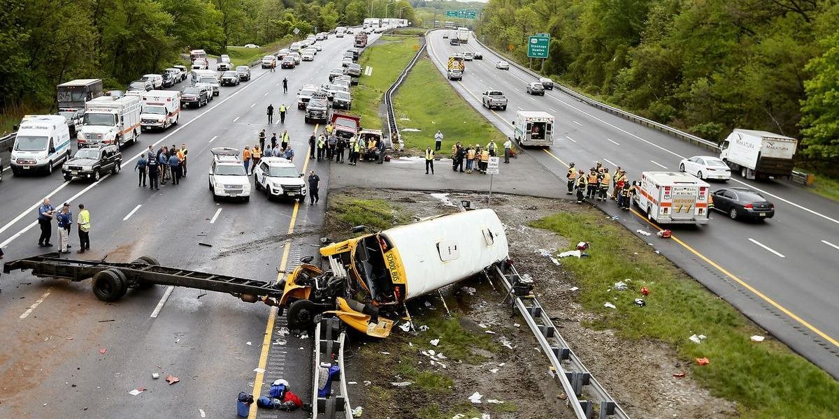 FOTO Zrážka školského autobusu a nákladného auta v USA si vyžiadala viacero obetí
