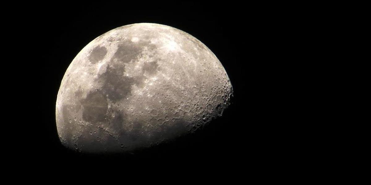 Čína vypustila družicu, ktorá preskúma odvrátenú stranu Mesiaca