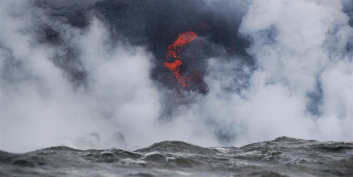 VIDEO Láva zo sopky Kilauea začala stekať do oceánu, jedovaté plyny ohrozujú ľudí