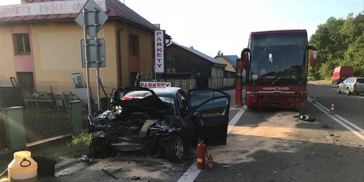FOTO Pri zrážke auta a autobusu sa zranili traja ľudia