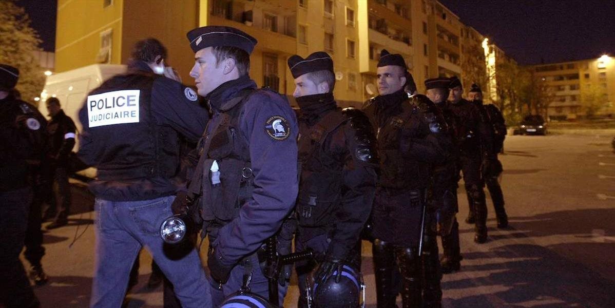 Maskovaní muži strieľali vo francúzskom Marseille z kalašnikovov