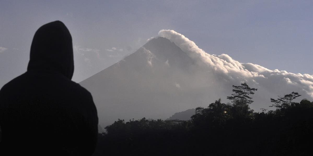 Úrady v Indonézii zvýšili stupeň ohrozenia v okolí prebudenej sopky Merapi