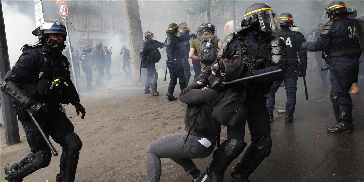Počas pochodu odborárov zadržali v Paríži 17 maskovaných výtržníkov