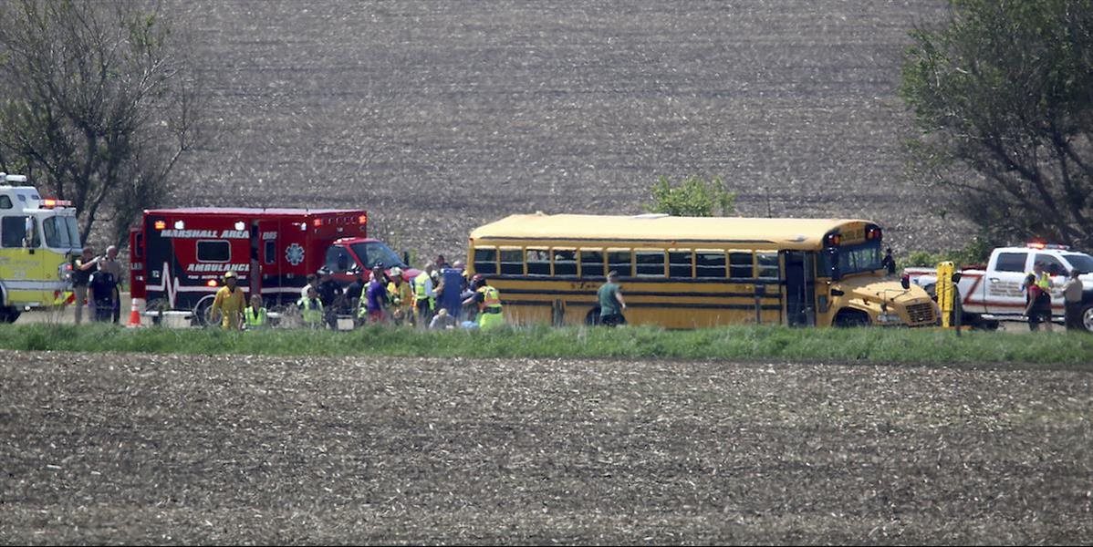 Nákladné auto narazilo do školského autobusu, hlásia 20 zranených
