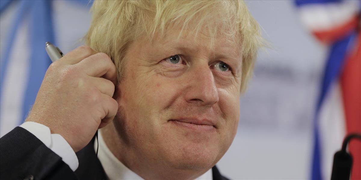 Šéf britskej diplomacie Johnson hovoril 18 minút s falošným arménskym premiérom