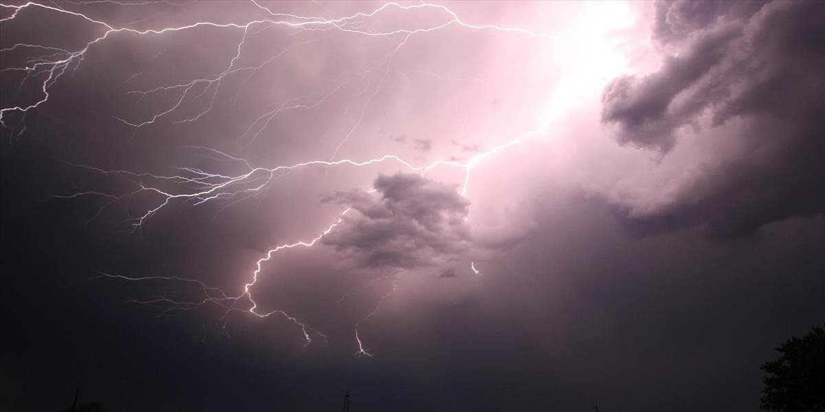 V Trenčianskom, Nitrianskom a Banskobystrickom kraji hrozia búrky
