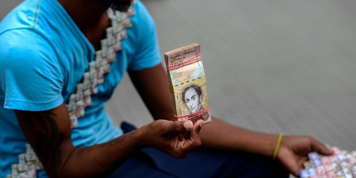 FOTO Venezuelská mena rapídne stráca hodnotu: Neuveríte, čo domáci vyrábajú z bankoviek!