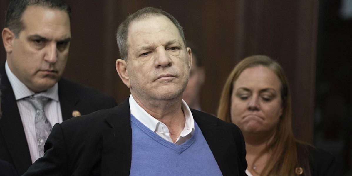 Harveyho Weinsteina formálne obvinili zo znásilnenia