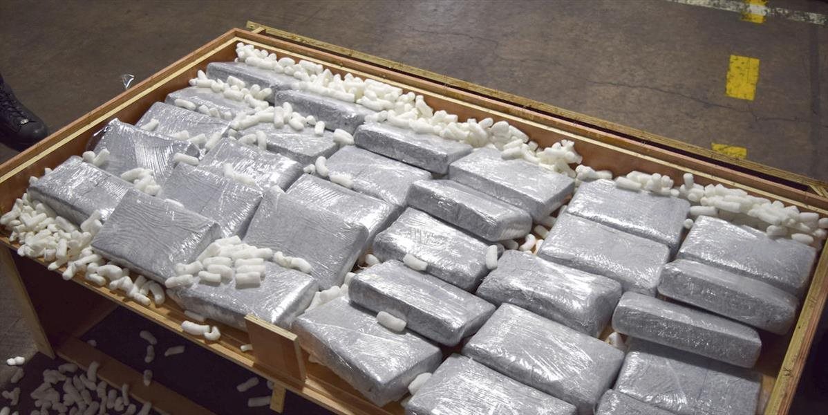 Na nákladnej lodi v Alžírsku objavili vyše 700 kilogramov kokaínu