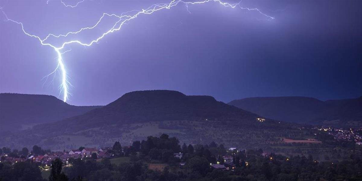Stred Slovenska môžu popoludní zasiahnuť búrky