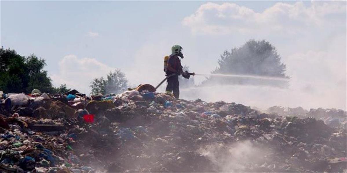 Hasiči zasahujú pri požiari smetiska v blízkosti Hanušoviec nad Topľou
