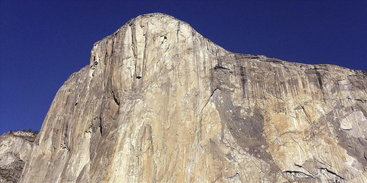 Dvaja horolezci zahynuli po páde zo skalnej steny El Capitan
