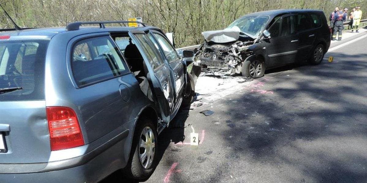 Pri zrážke dvoch áut pod Strečnom utrpelo zranenia sedem ľudí