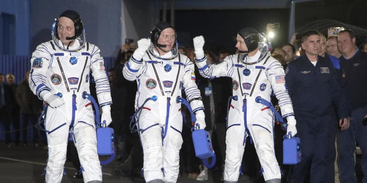 Návratový modul s tromi kozmonautmi z ISS bezpečne pristál v Kazachstane
