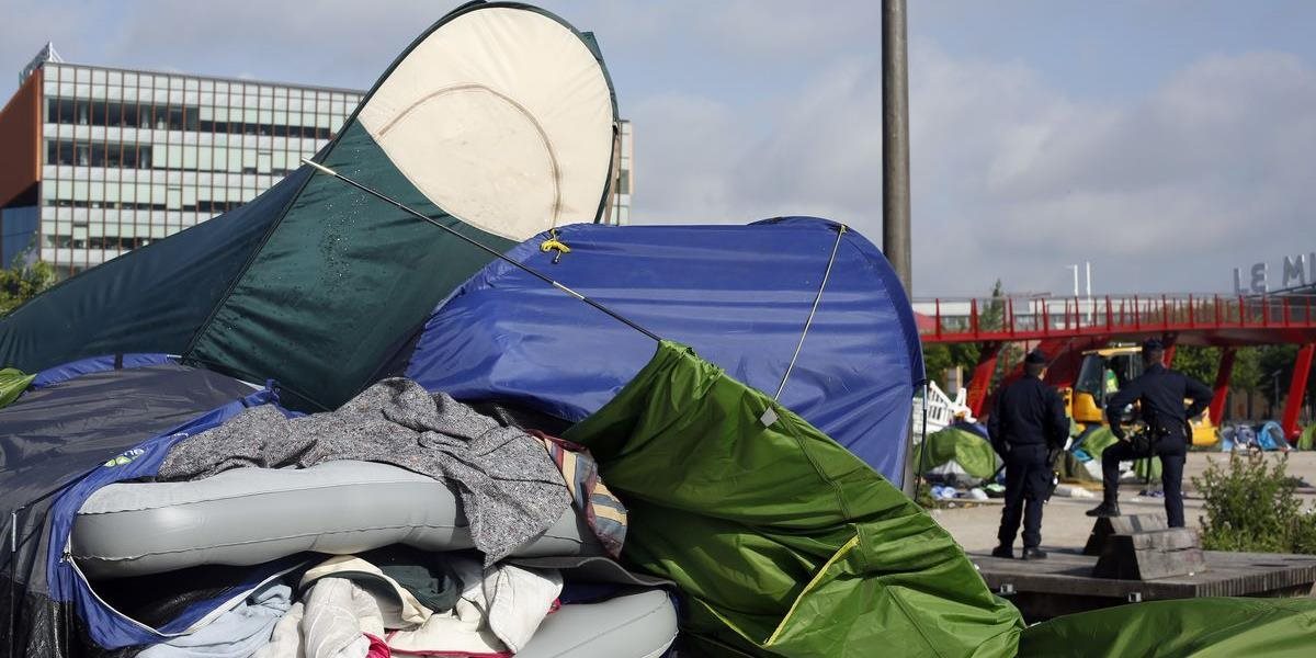 Polícia vypratáva v Paríži ďalšie dva tábory migrantov
