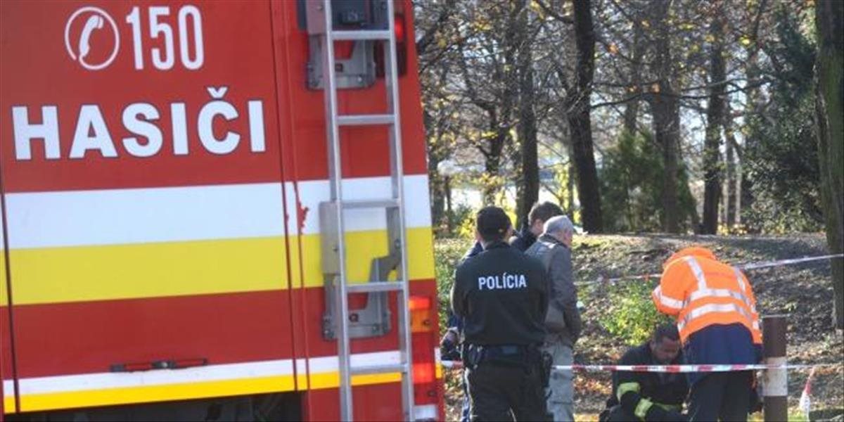 Trnavskí hasiči zachraňovali vodiča, ktorý zostal s autom visieť nad roklinou
