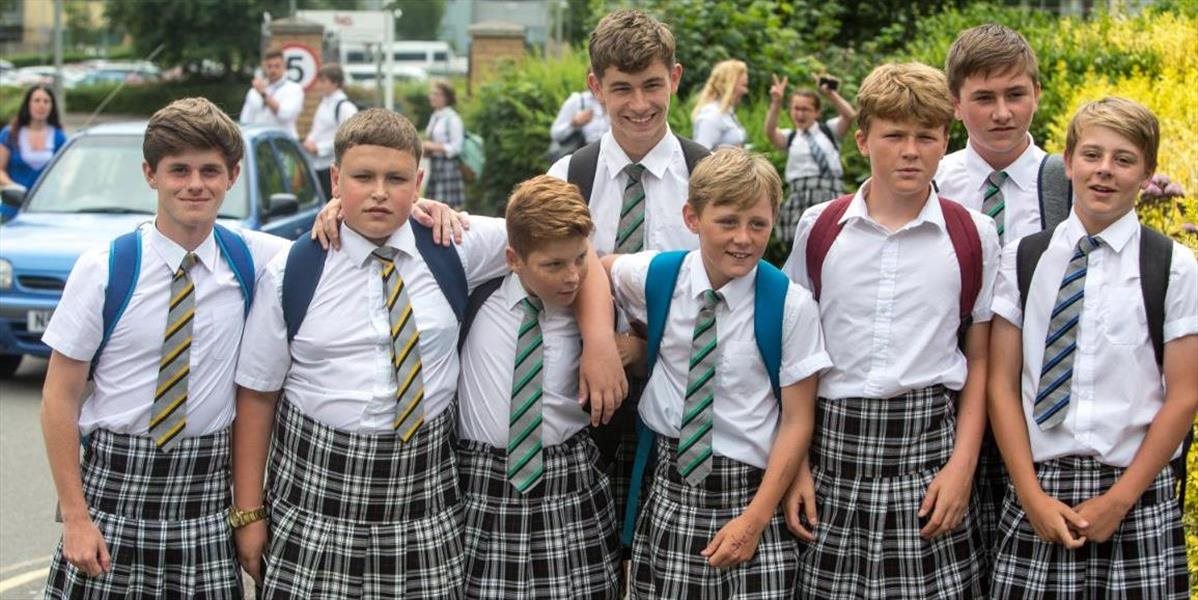 Britská škola chlapcom zakazuje nosiť krátke nohavice, ale môžu nosiť sukne
