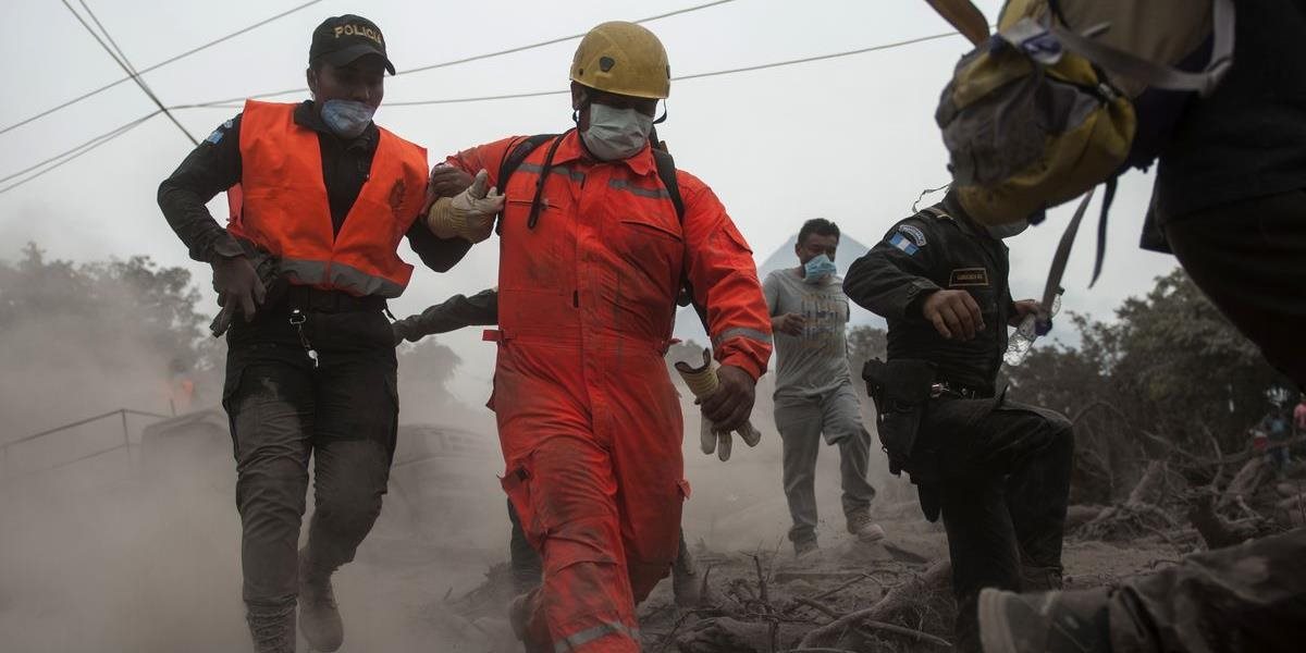 Počet obetí výbuchu sopky v Guatemale stúpol na najmenej 62