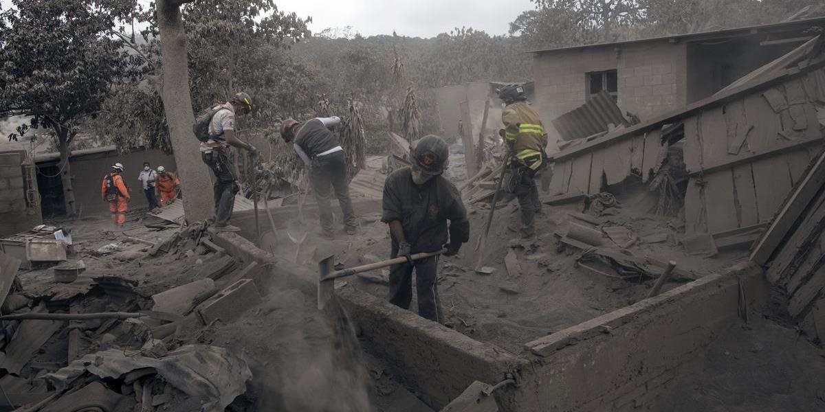 Výbuch sopky v Guatemale si vyžiadal najmenej 75 mŕtvych a 200 nezvestných