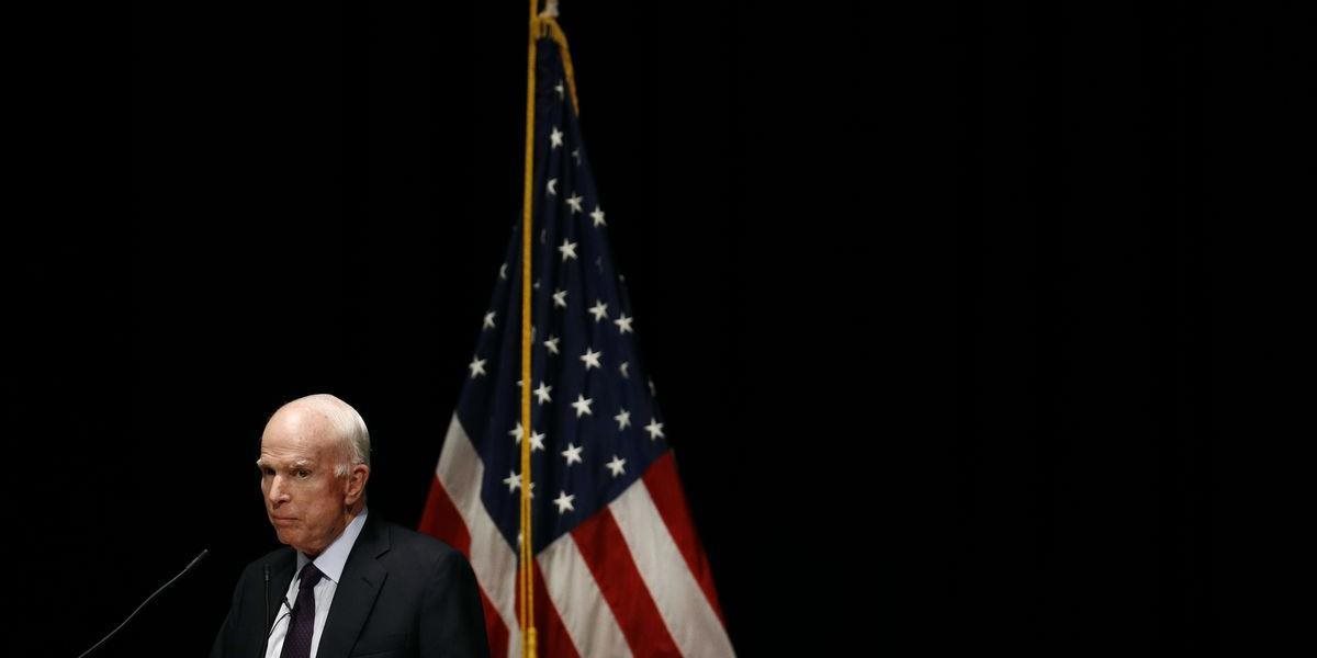 Asistentka, ktorá sa vysmiala z chorého McCaina, už nepracuje v Bielom dome