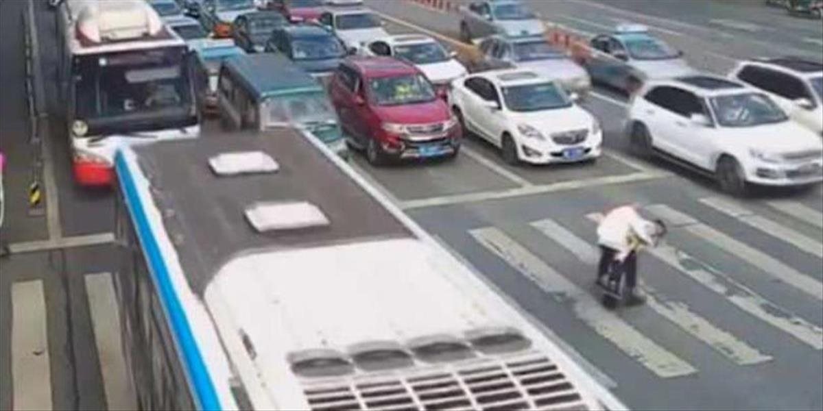 Dojemné VIDEO: Policajt na chrbte preniesol starého muža cez rušnú cestu
