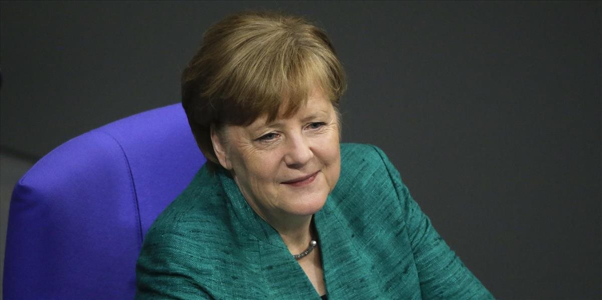 Merkelová odpovedala na otázky zákonodarcov po prvý raz v novom formáte