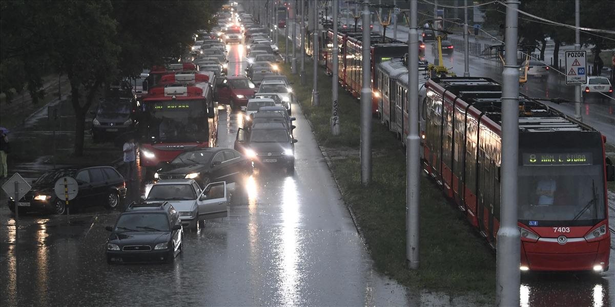 Na západe Slovenska hrozia záplavy a zvýšili výstrahu pred povodňami na najvyšší stupeň