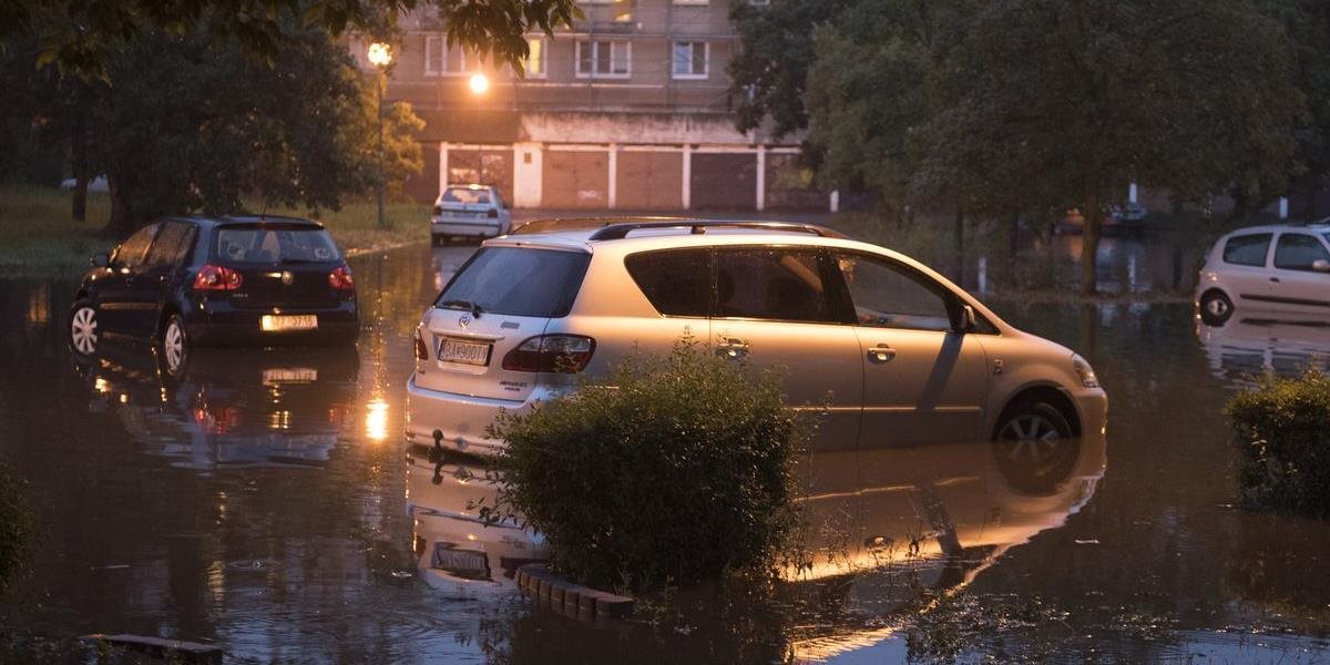 AKTUALIZOVANÉ FOTO Silná búrka ochromila Bratislavu, zaplavené boli ulice aj podjazdy