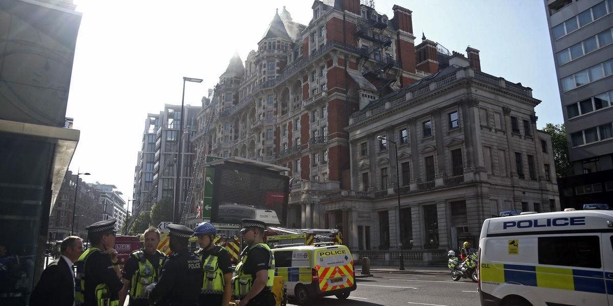 FOTO V Londýne horel luxusný hotel, evakuovali aj Robbieho Williamsa