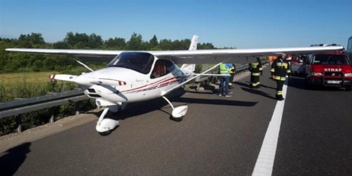 Na diaľnici v Poľsku núdzovo pristálo malé lietadlo