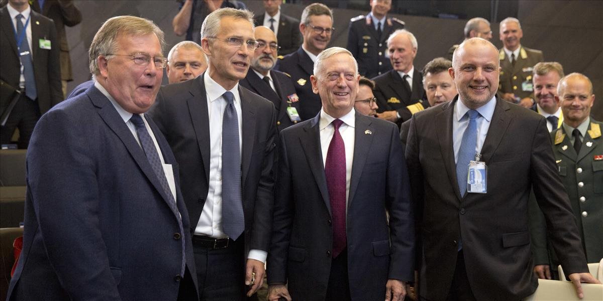 Ministri obrany NATO odobrili novú štruktúru velenia a pohotovostnú iniciatívu