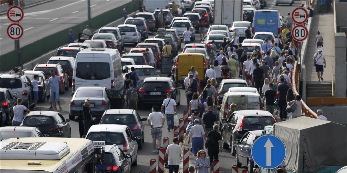 Motoristi v Srbsku blokovali premávku na protest proti zdražovaniu palív