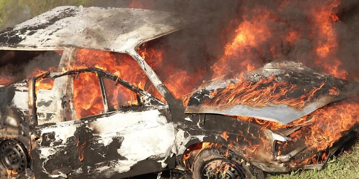 V Hamuliakove v noci horeli autá