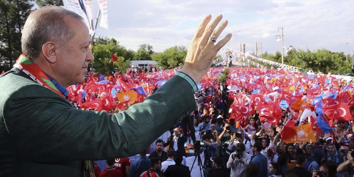 Pre zatváranie mešít sa Erdogan vyhráža Rakúsku