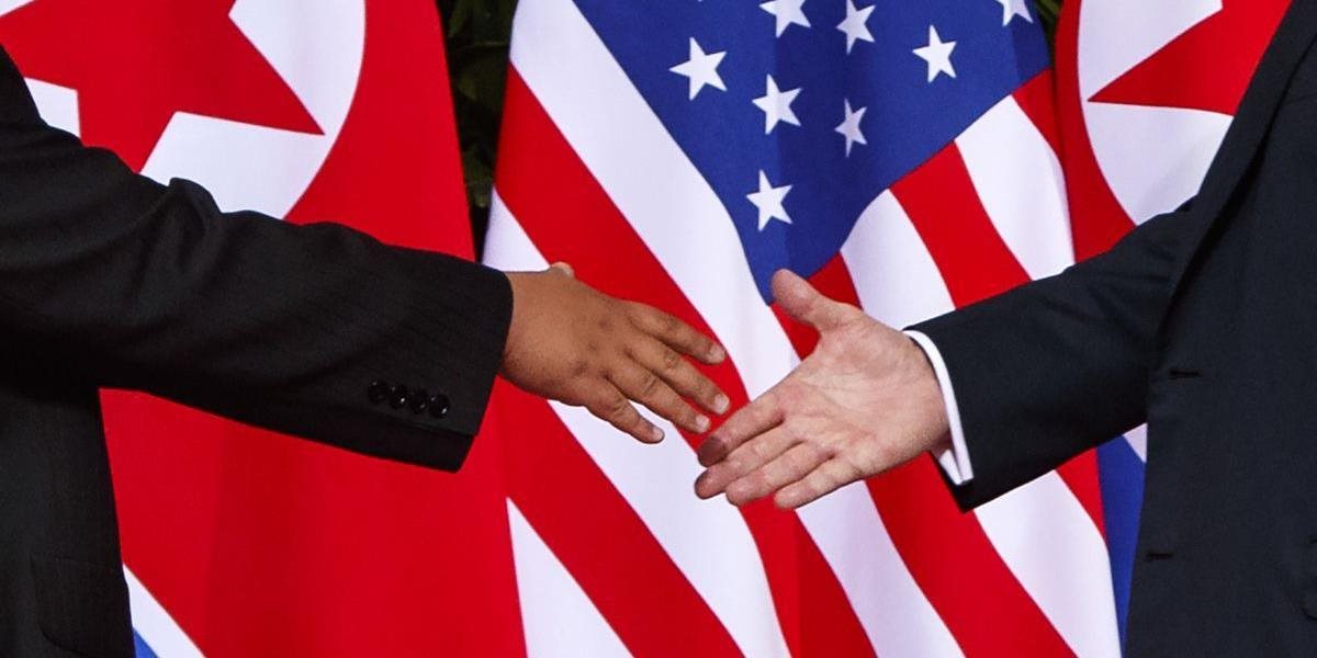 AKTUALIZOVANÉ FOTO Práve prebieha historické stretnutie medzi Kim Čong-Unom a Donaldom Trumpom, podpísali dohodu