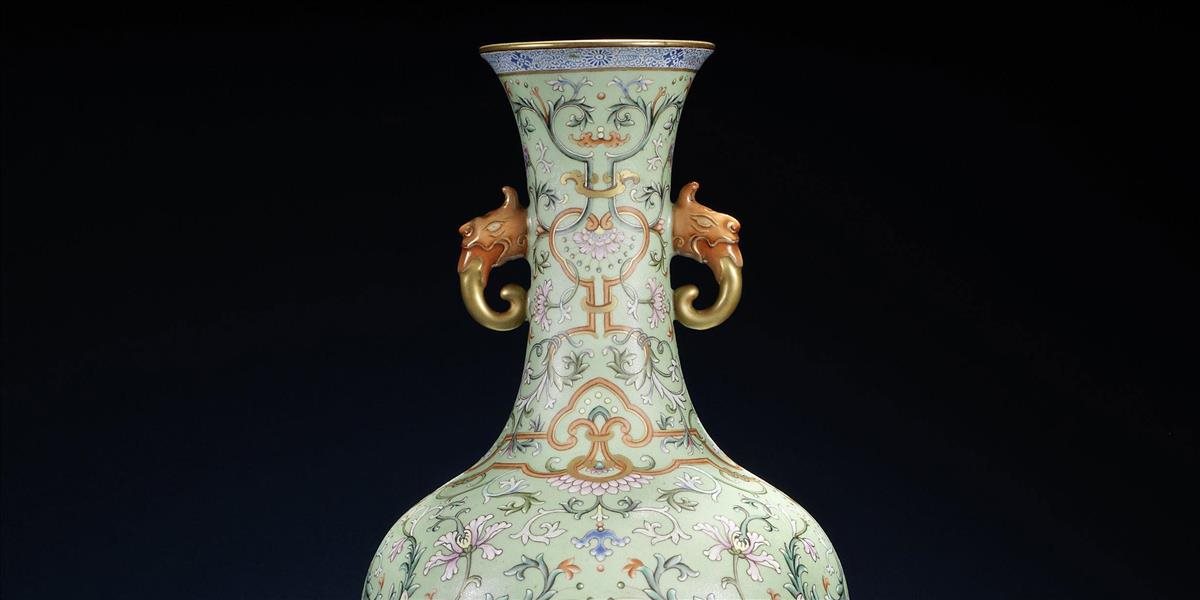 Starú čínsku vázu nájdenú na povale vydražili za vyše 16 miliónov