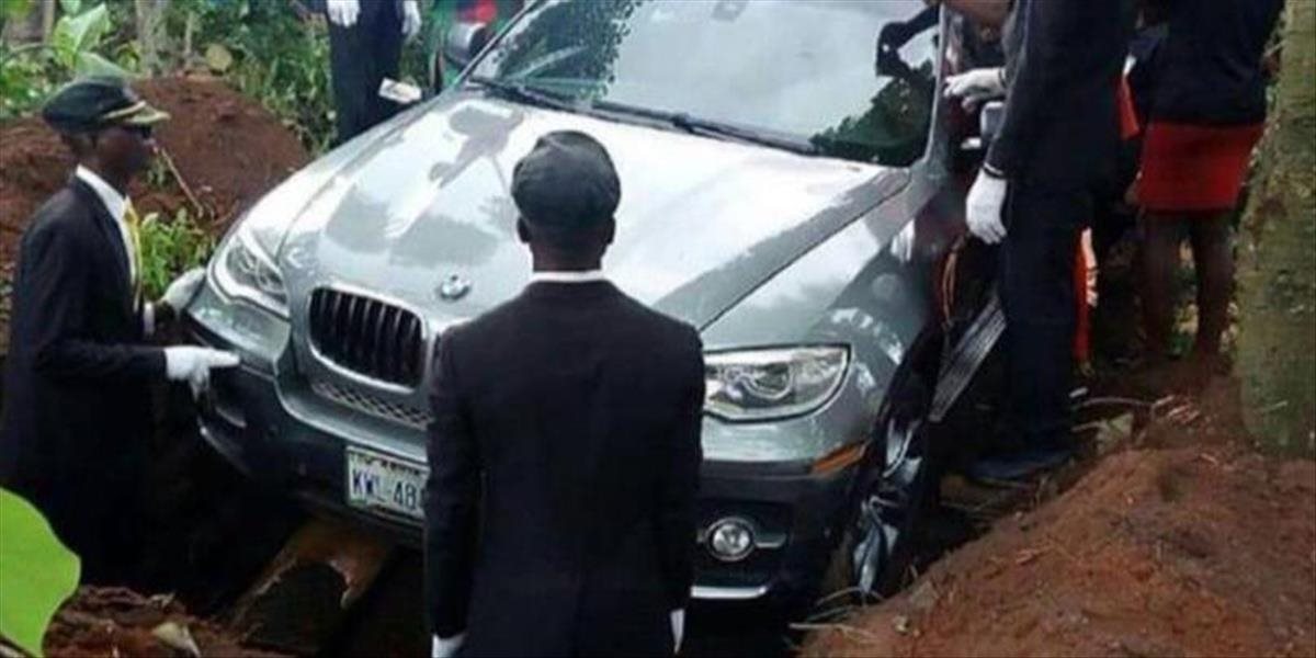 FOTO Muž pochoval milovaného otca v luxusnom BMW!